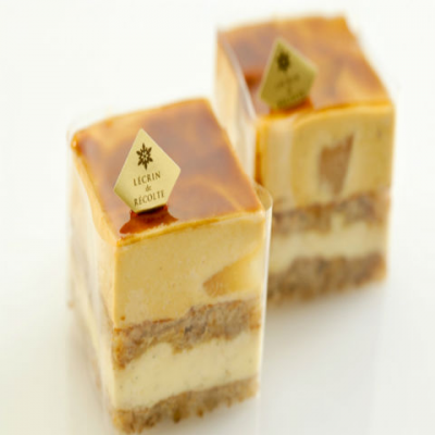 「キャラメルポワール」絶妙なタイミングで仕上げたキャラメル、蜂蜜でソテーした洋梨に胡桃の食感が印象的な心が躍るムースです。