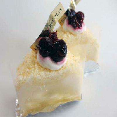 「ふわふわ」クリームチーズにふわふわのメレンゲを合わせた軽~い食感のチーズケーキ。ケーキそのものがふわふわしています。夏の青空に浮かぶ白い雲をイメージしました。
