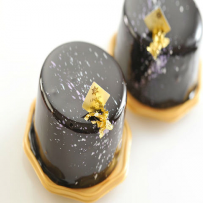 「みやび」こだわりの香りと酸味をもつクーベルチュールチョコレートをムースに仕立て、マダガスカル産バニラビーンズのブリュレを忍ばせた人気No.1のチョコレートケーキです。