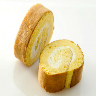 「平岡ロールケーキ」きめ細かくしっとり感のあるカステラ生地でカスタードクリームと生クリームを巻き込みました。お使い物ぴったり、ぜひ皆様でご賞味ください。