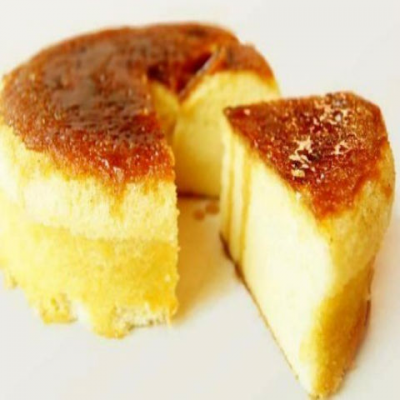 「北の琥珀」パティシエの追求した美味しさへのこだわりがつまったバターカステラ。生地に本場カナダ産のメープルシュガーを、トップにはたっぷり染みこませたメープルシロップをカリッカリにキャラメリゼ。カリッ、ふわ~な食感をお楽しみください。