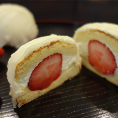 雪見苺(ゆきみいちご):北海道産生クリームとカスタードクリームをまとった徳島県産さちのかを『もちもち・ふわふわ』のシフォン生地でサンドし求肥でコーティングしました。一口かめば、口の中に『シフォン』と『ミルキーな生クリーム』が広がり『さちのか』のみずみずしい酸味が一気にマリアージュします。
