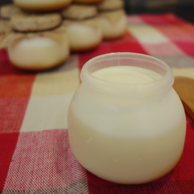 プリンの王子様:たっぷりの牛乳と生クリームが濃縮されたミルキーテイストな上位階層と、カスタードが決め手の口溶け滑らかな下位階層をラムシロップでアクセントを付けたクセになる『ほろ苦さ』のカラメルソースが引き立てる王道をいく二階層プリン。