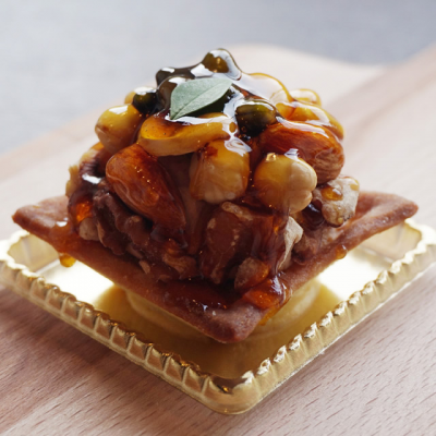 ナッツたくさんピスタチオタルト。ランチ後のデザートに是非。
